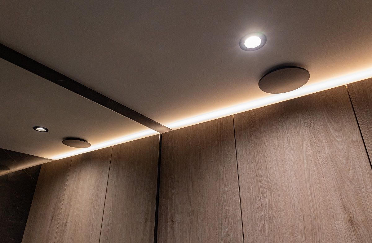 On top of the toilet's cupboard, through the ceiling and with spotlights, complementary lighting is achieved